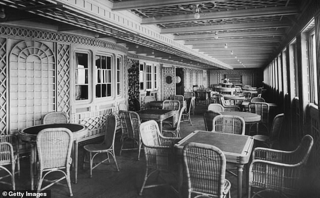 Пассажирское судно, принадлежавшее компании White Star Line, отправилось в свой первый рейс из Саутгемптона в Нью-Йорк 10 апреля 1912 года