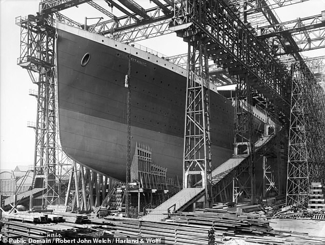 Построенный судостроителями из Белфаста Харланд и Вулфф в 1909-1912 годах, RMS Titanic был самым большим кораблем на плаву своего времени