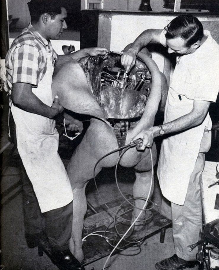 10. Два инженера чинят диснеевского робота-пещерного человека, 1964 год