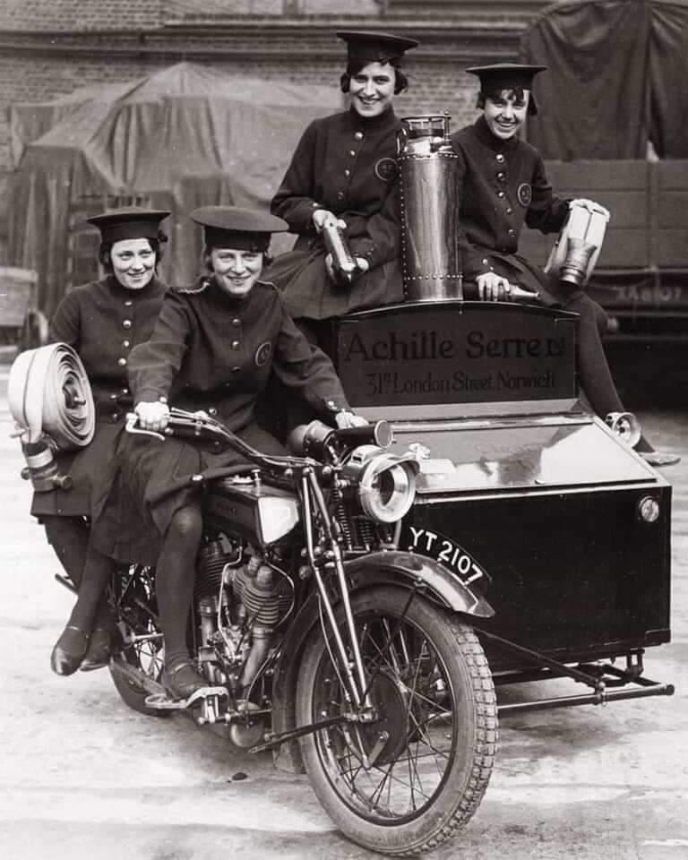8. Женщины-пожарные на переоборудованном мотоцикле, Лондон, 1932 год