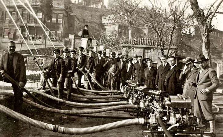 3. Пожарные и муниципальные служащие осматривают новую систему откачки воды в Стамбуле, Турция, 1931 год