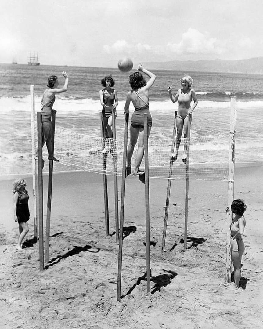 6. Женщины играют в волейбол на ходулях. Калифорния, США, 1942 год
