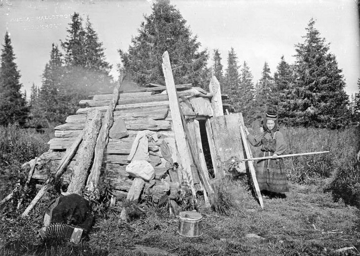 5. Женщина рядом с домом, Российская Империя, 1910 год