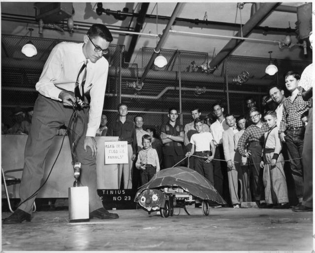 7. Студент-инженер рассказывает о роботе, 1950 год