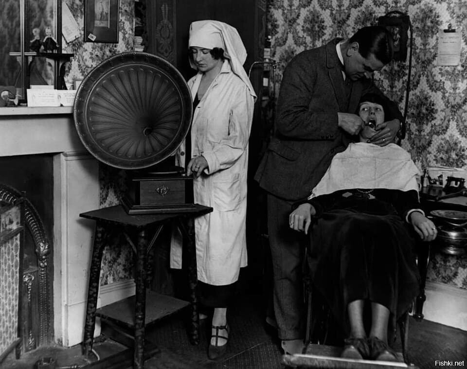 Ассистент стоматолога включает музыку, чтобы отвлечь пациентку от боли, 1922 год