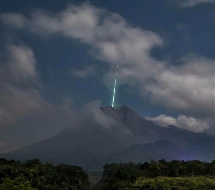 9. Метеор, упавший в самый активный вулкан Индонезии Мерапи