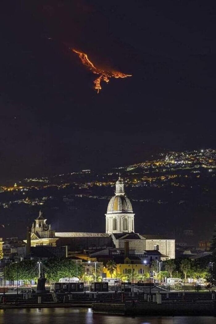 5. Извержение вулкана Этна (Сицилия) создает иллюзию феникса в небе