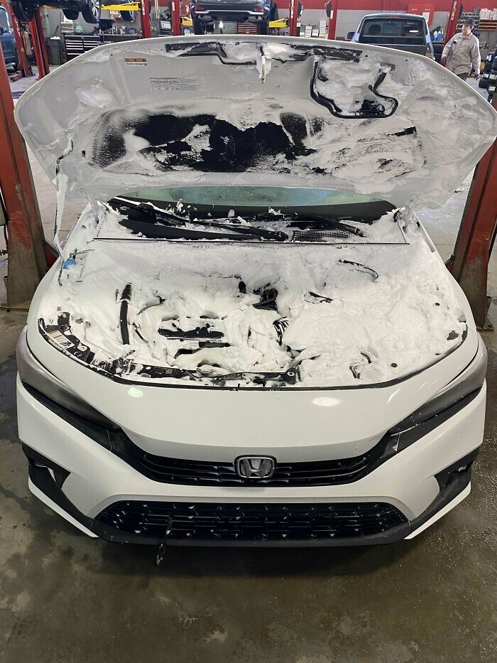 2. «Клиент: Почему не работает отопление на моем новом Civic? Выясняется, что под капотом плотно утрамбованный снег, как будто его оставили открытым во время метели»