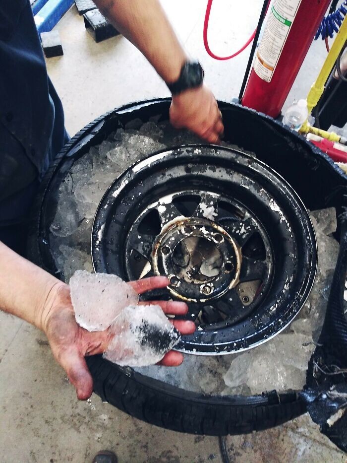 5. «В шину попала вода при минусовой температуре. Чтобы снять шину с диска, пришлось срезать боковину и разбить лёд кувалдой»