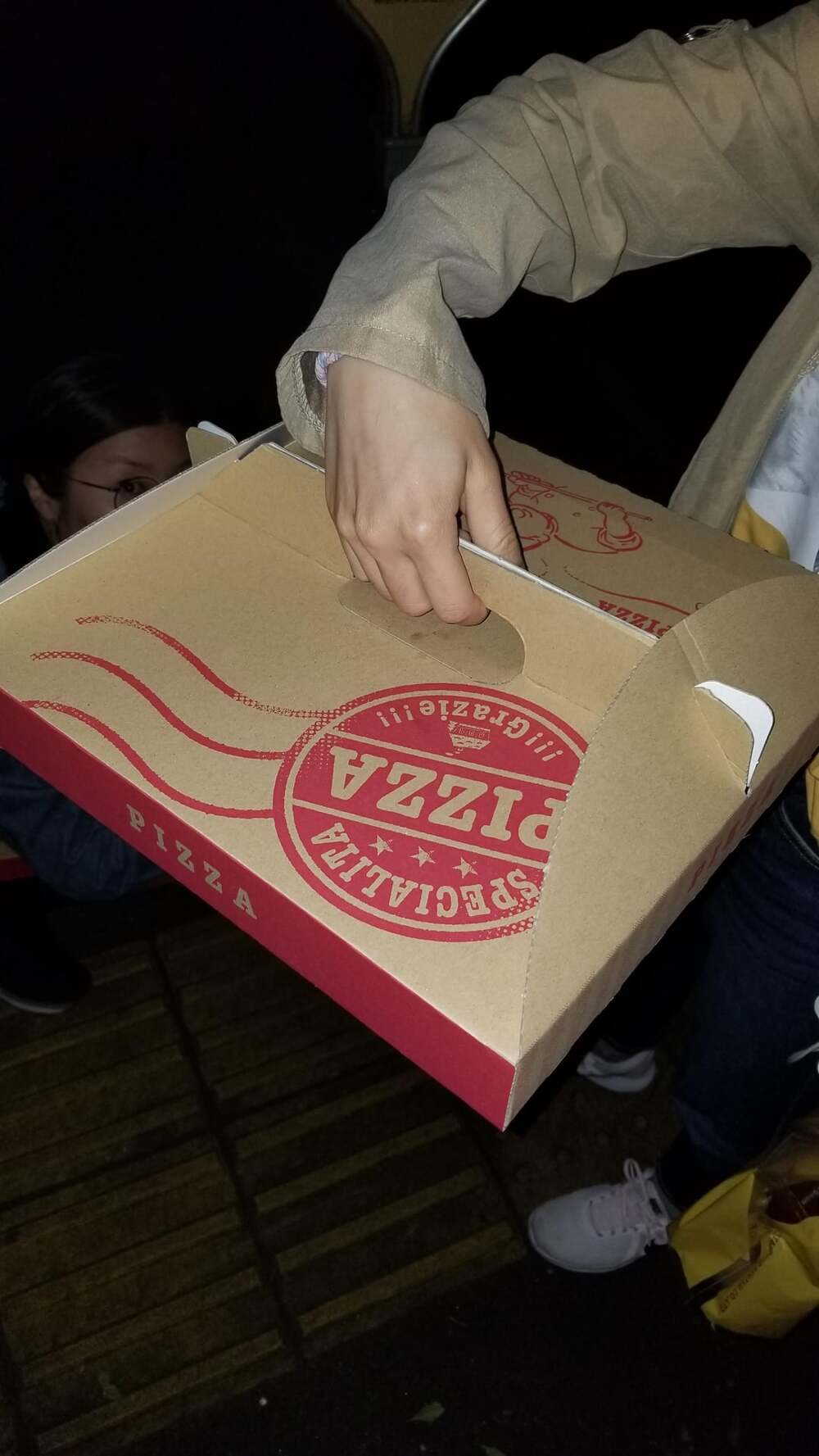 В Японии есть коробки для пиццы с ручкой посередине, позволяющей держать её ровно