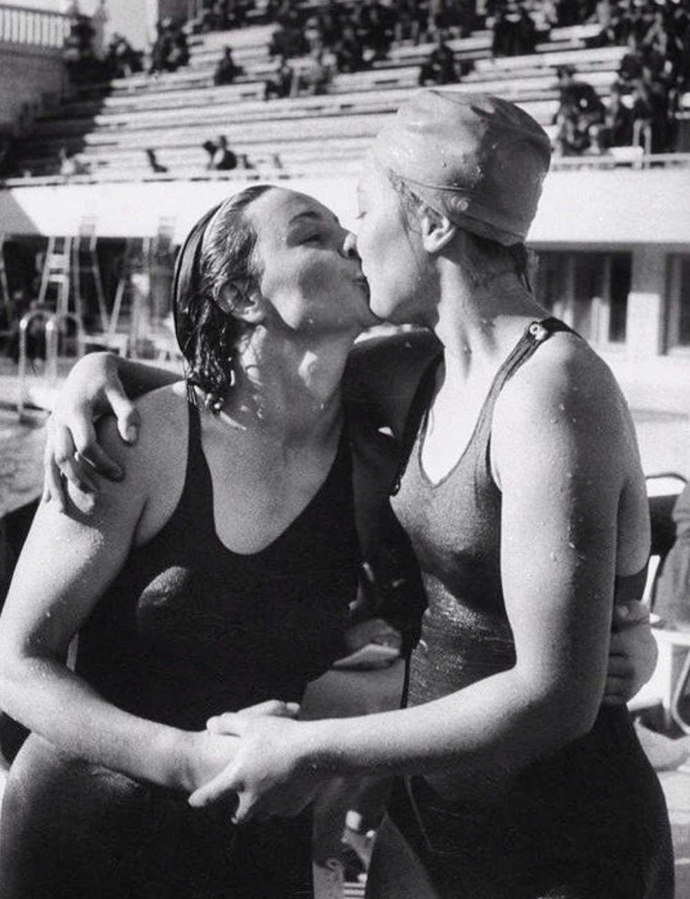 2. Пловчихи поздравляют друг друга с отличными результатами на Спартакиаде в СССР в 1956 году
