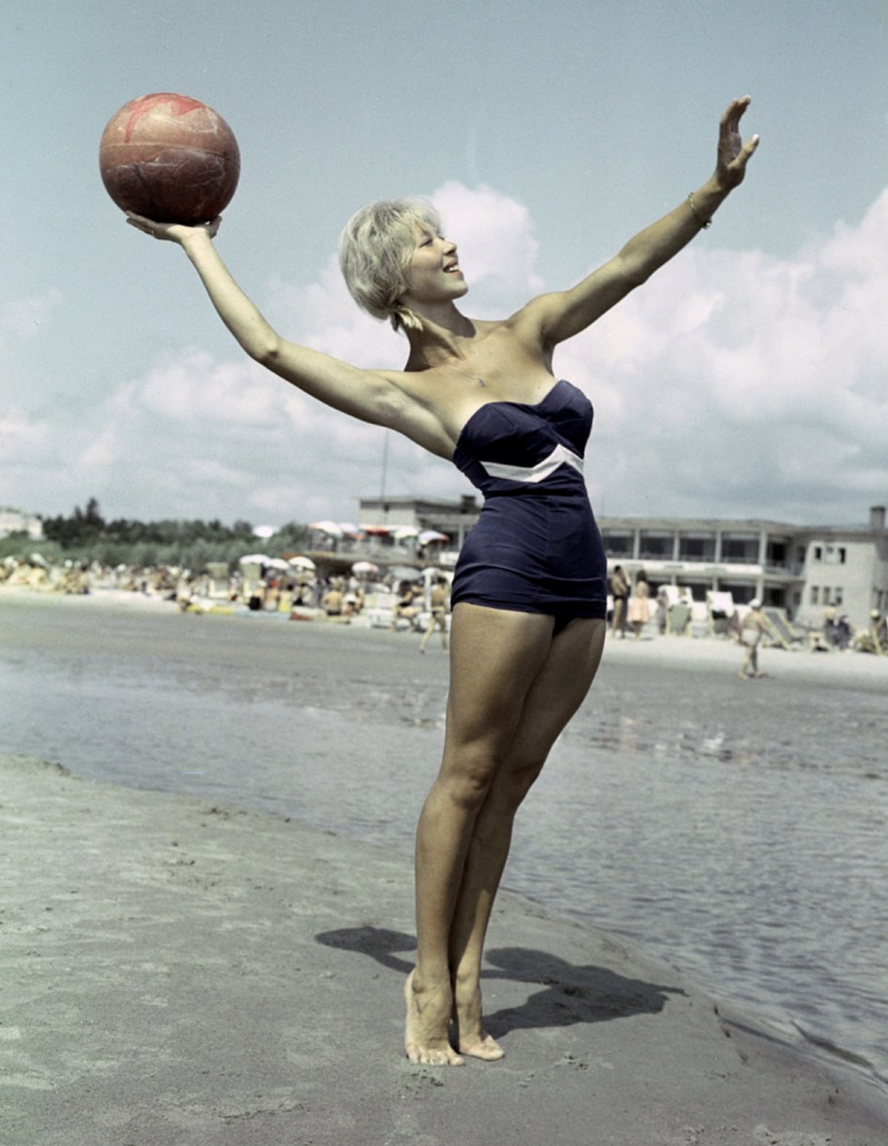 7. Девушка на пляже в курортном городе Пярну на берегу Балтийского моря, Эстонская ССР, 1961 год