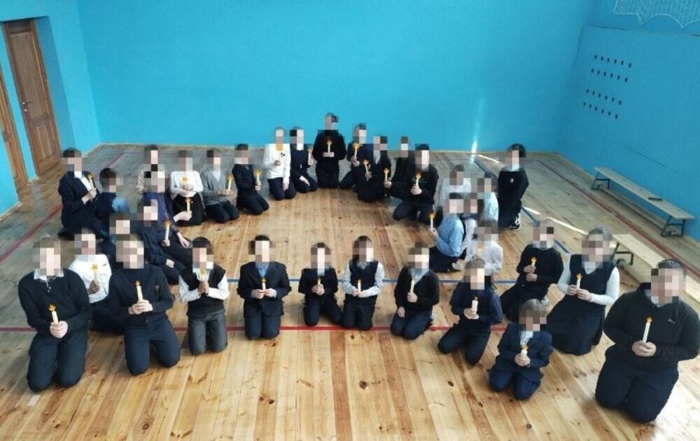 «Это что, сверхвоспитание?»: в Госдуме обратили внимание на памятную акцию со школьниками, стоящими на коленях
