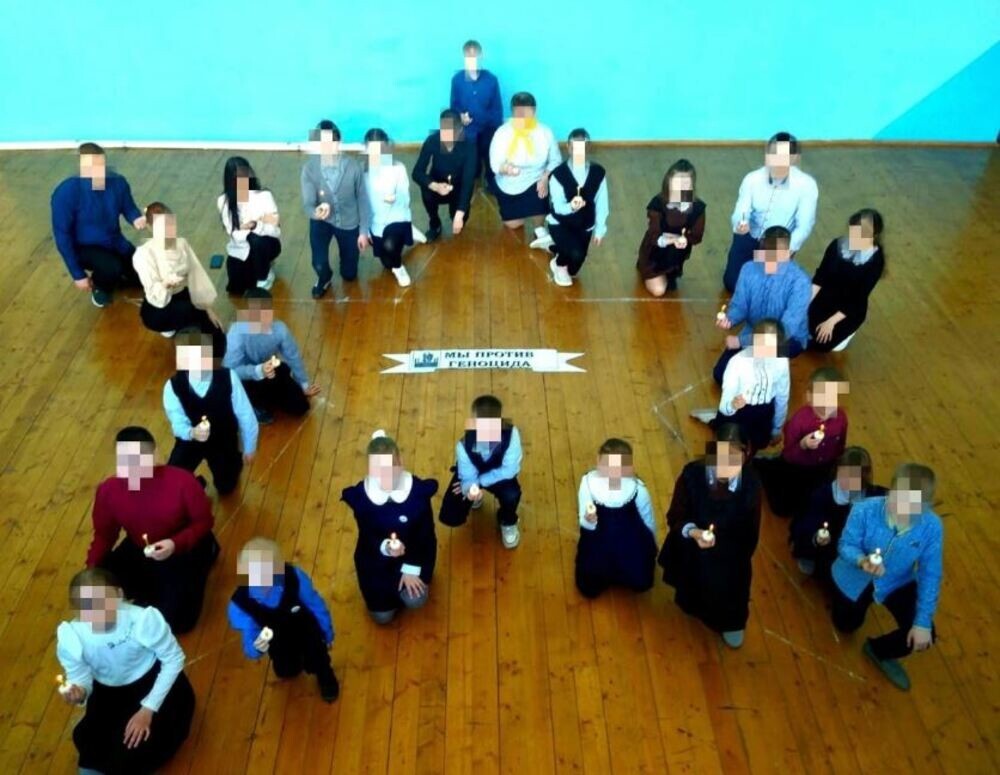 «Это что, сверхвоспитание?»: в Госдуме обратили внимание на памятную акцию со школьниками, стоящими на коленях