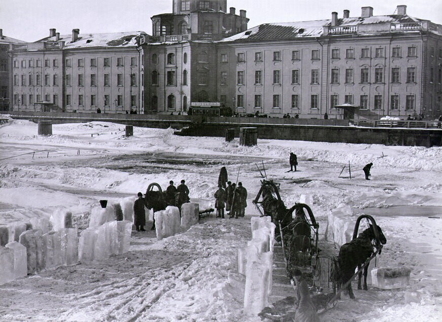 Заготовка льда на Неве перед зданием Кунсткамеры.