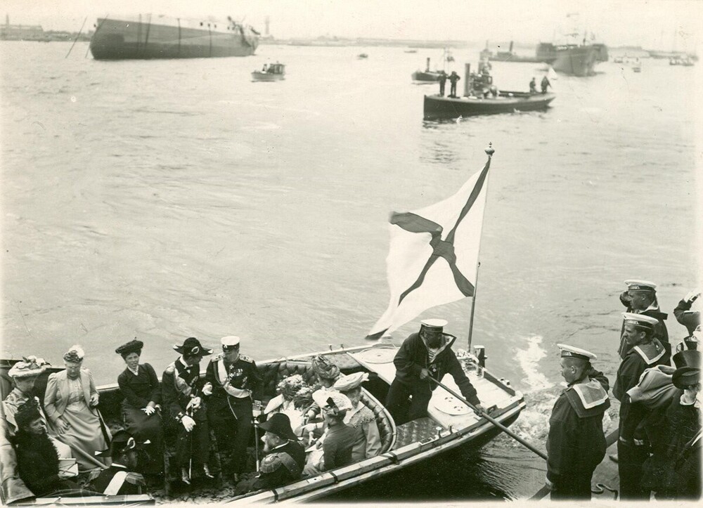 Император Николай II и императрица Александра Федоровна в сопровождении свиты отплывают на катере от Васильевского острова.