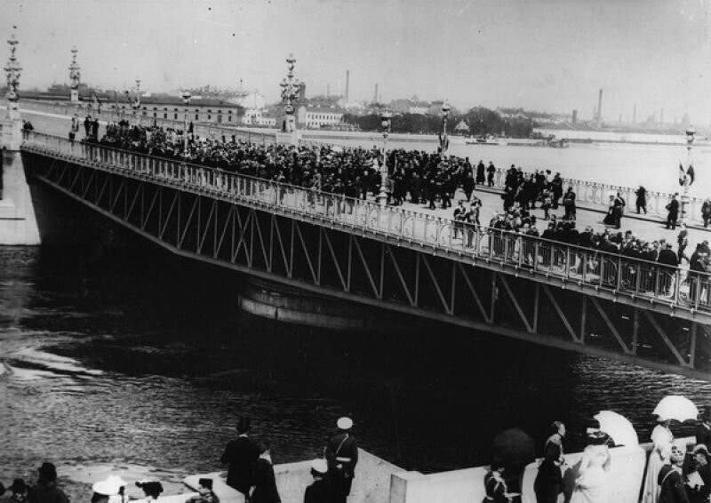 Один из главных подарков городу на 200-летие - открытие Троицкого моста, которое состоялось 16 мая 1903 года.