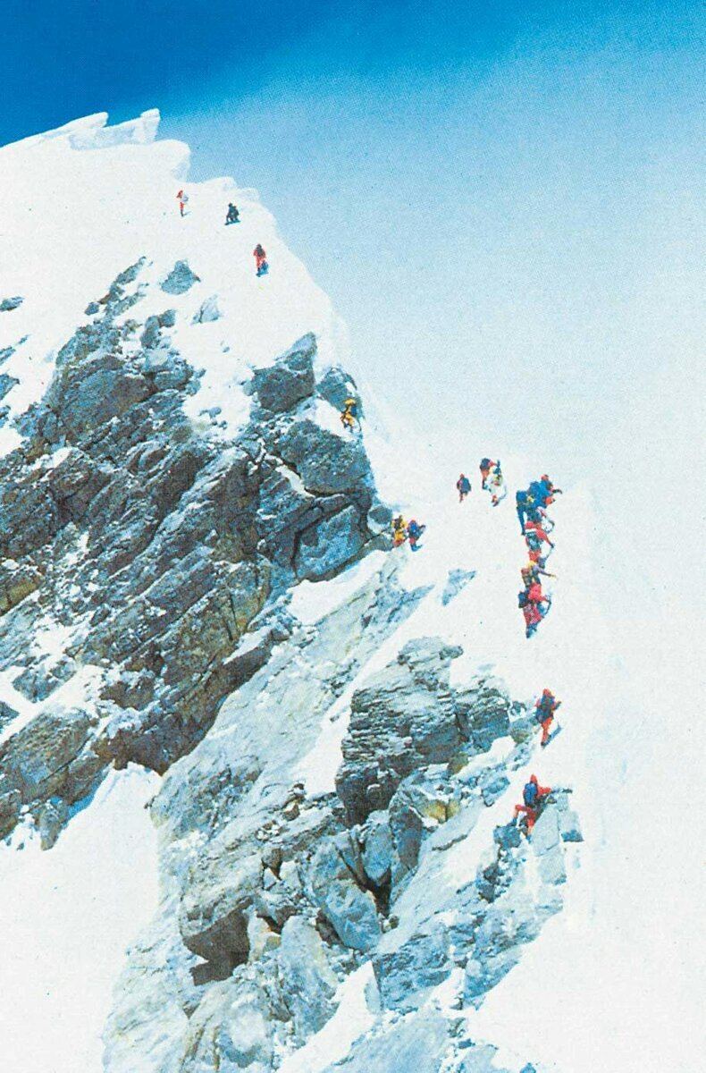 В 50 лет решил взойти на Эверест, а его там дважды бросили. История беспрецедентного спасения