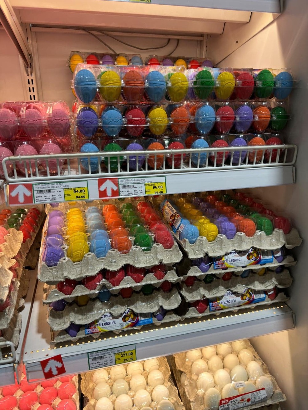 Крашеные яйца на полках супермаркета в Таиланде