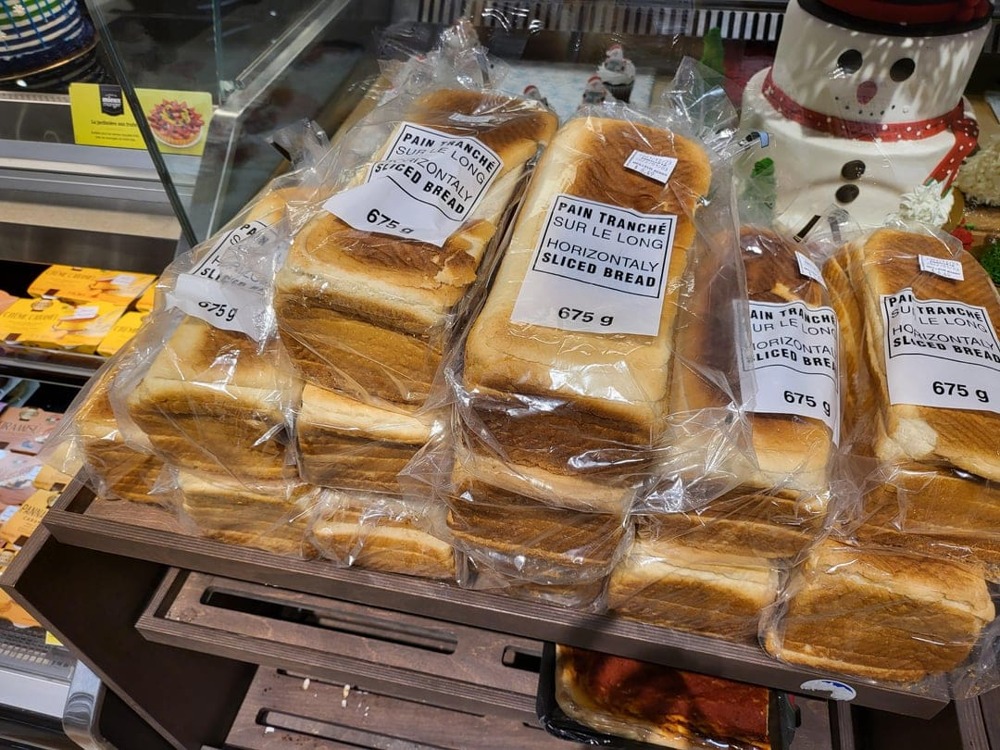В этом супермаркете продаётся хлеб, нарезанный горизонтально