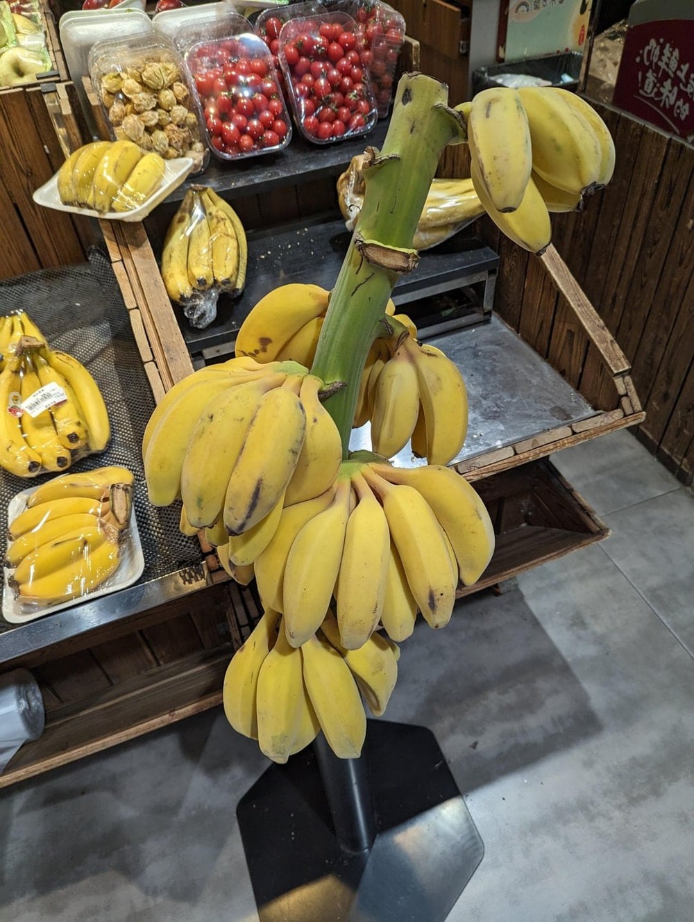 Эти бананы в продуктовом магазине продаются на стебле, на котором они выросли