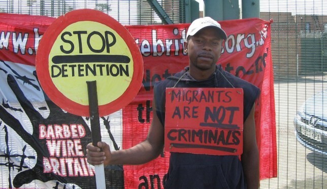 Уроженец Конго, стоявший с плакатом "Мигранты - не преступники", изнасиловал 15-летнюю девочку