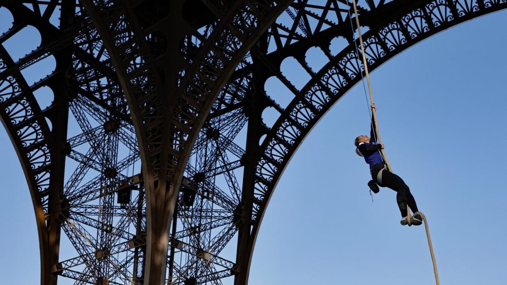 Француженка забралась на Эйфелеву башню на канате, и побила мировой рекорд