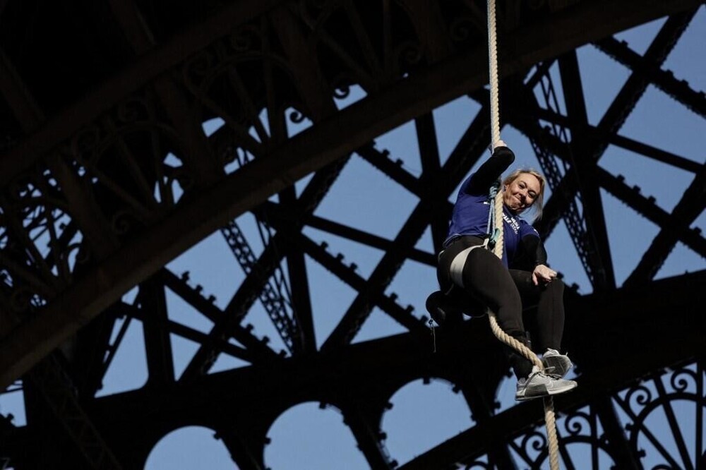 Француженка забралась на Эйфелеву башню на канате, и побила мировой рекорд