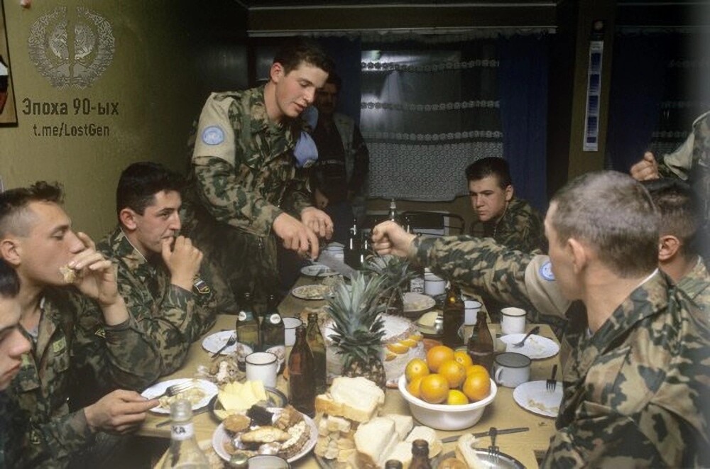 Российские солдаты отмечают день рождения сослуживца, Восточная Славония (ныне территория Хорватии), Югославские войны, 1995 год