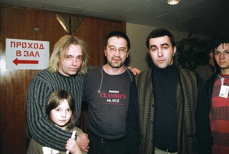 Константин Кинчев с дочкой Верой, Юра музыкант и Вячеслав Бутусов, 2001 г