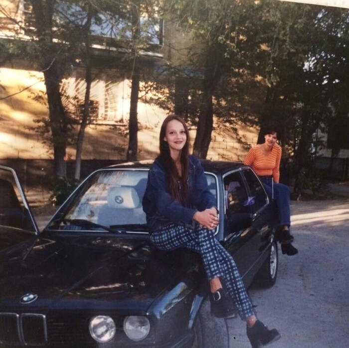 Мама с дочкой позируют возле купленного автомобиля «BMW»