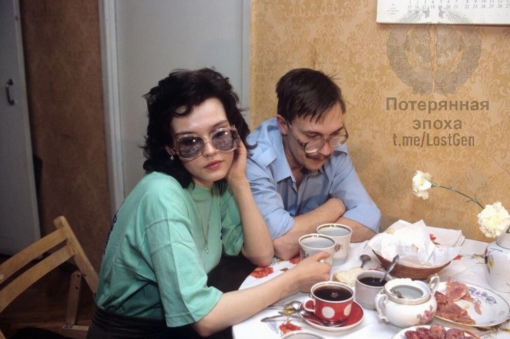 Создатель Биржи Алиса и бизнеса по продаже дорого хлеба, Герман Стерлигов попивает чай со своей женой, 1992 год
