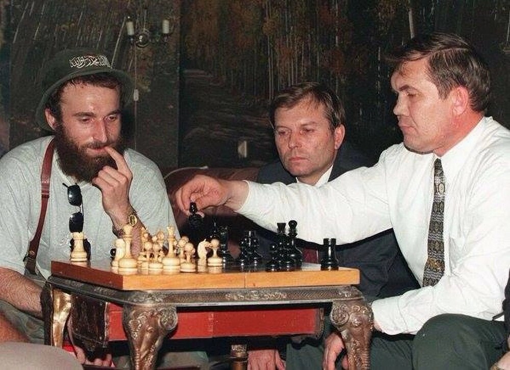 	Александр Лебедь играет в шахматы с террористом, братом Шамиля Басаева - Шервани Басаевым, 1996 год