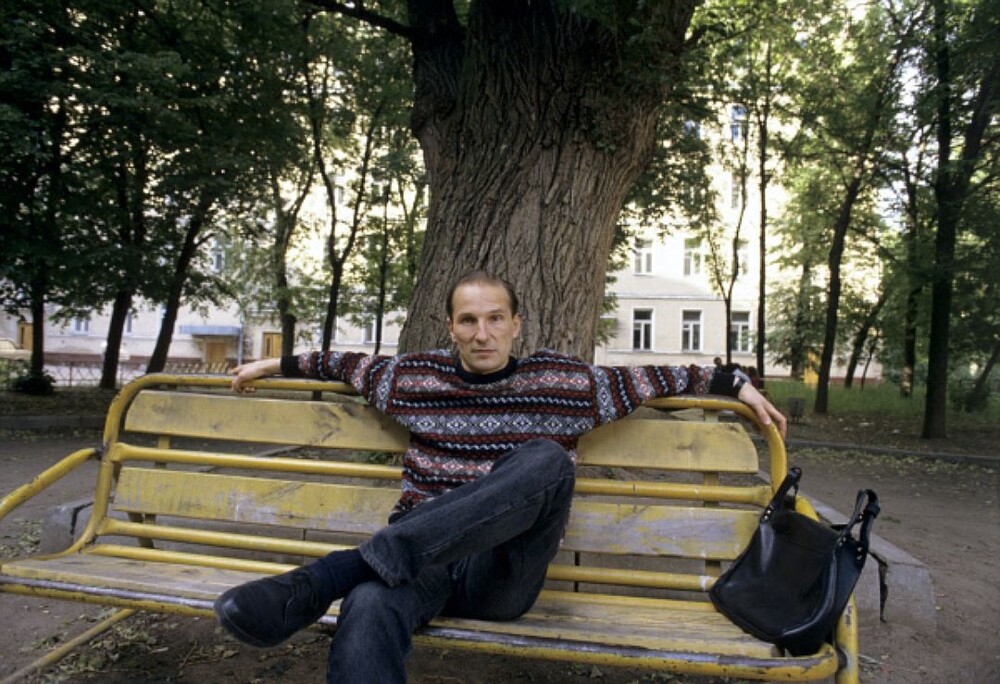 Петр Мамонов во дворе своего дома, 1992 год