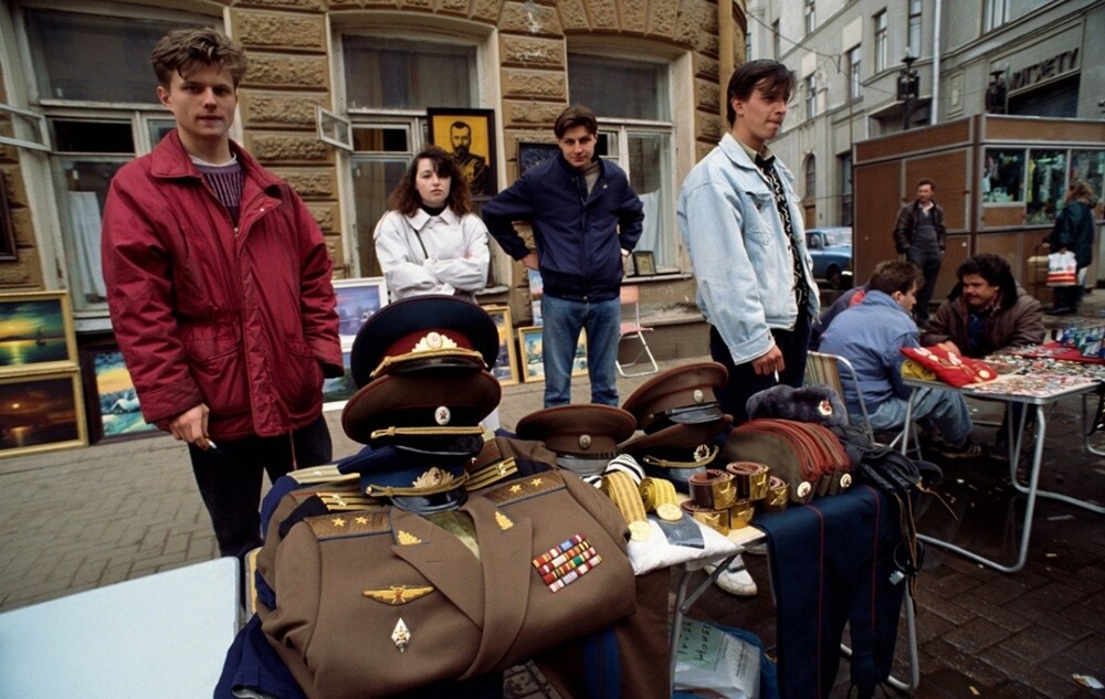 Продавцы советской военной формы на Арбате, 30 апреля 1992 год