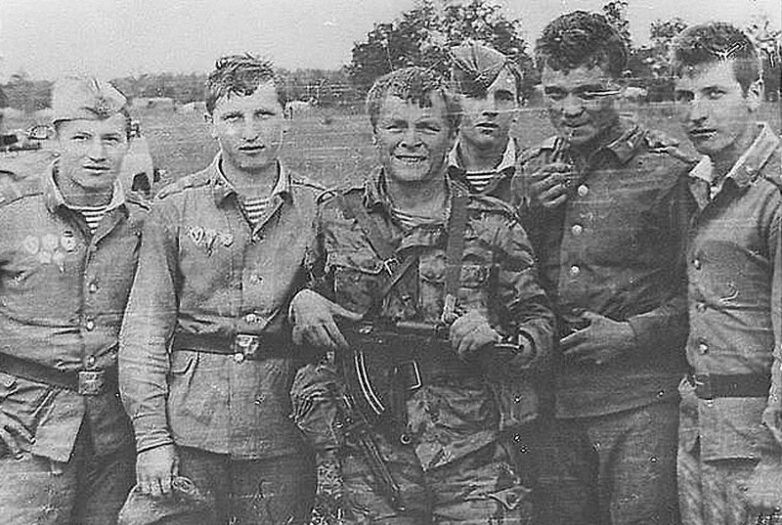 	Борис Галкин с десантниками 44-й дивизии, на съёмках фильма «В зоне особого внимания»