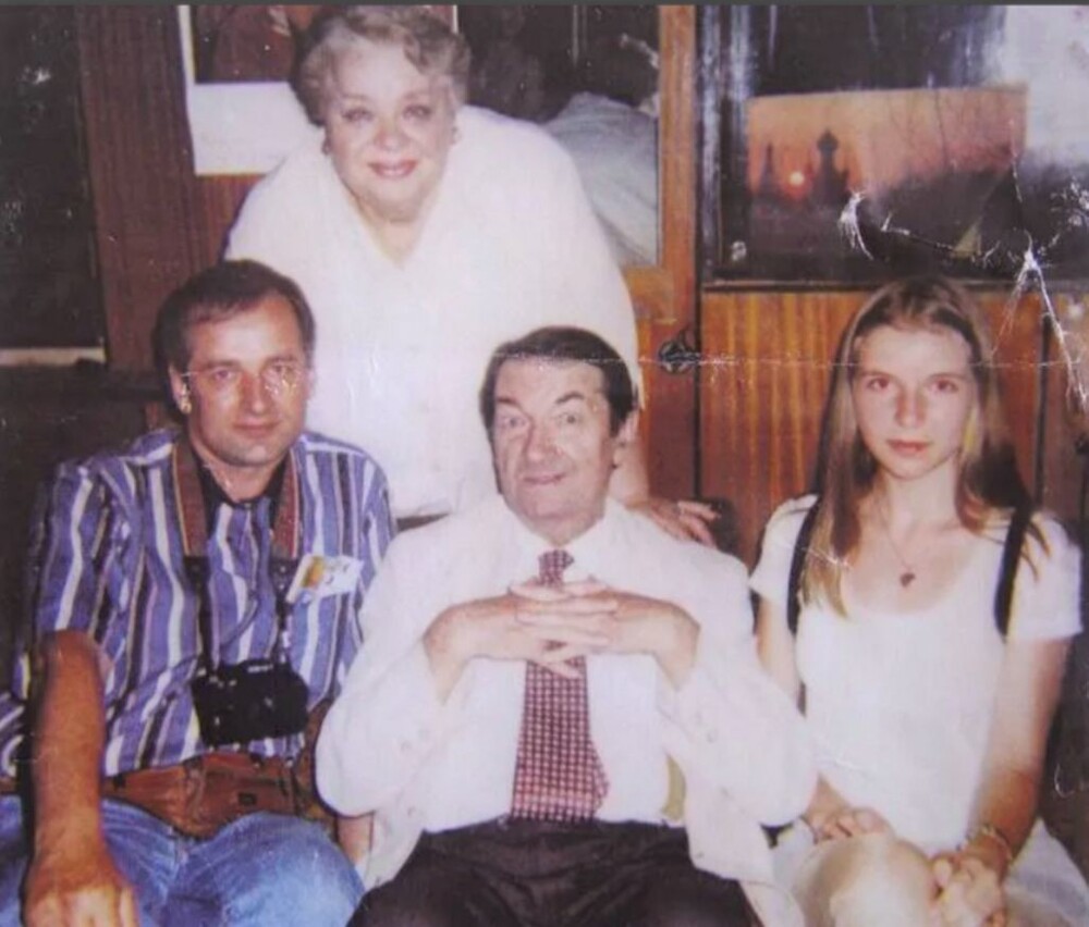 Георгий Вицин и Наталья Крачковская с поклонниками, 1990-е