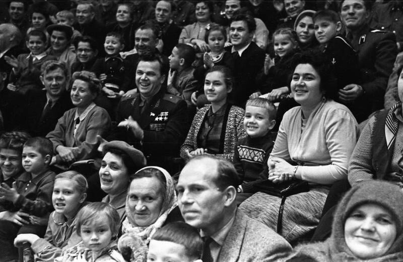 1959 год. Иван Кожедуб со своей семьей в цирке