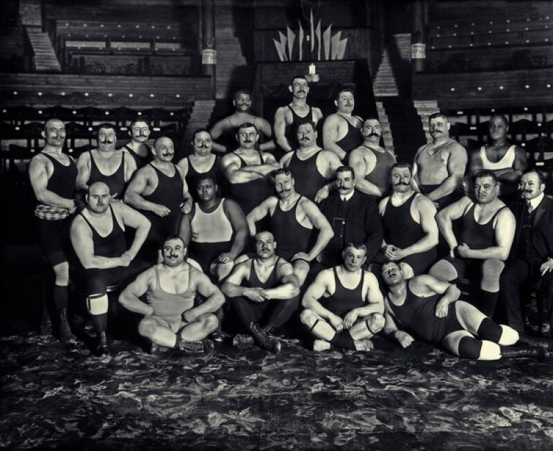 1912 год. Группа борцов - участников соревнований в цирке Чинизелли