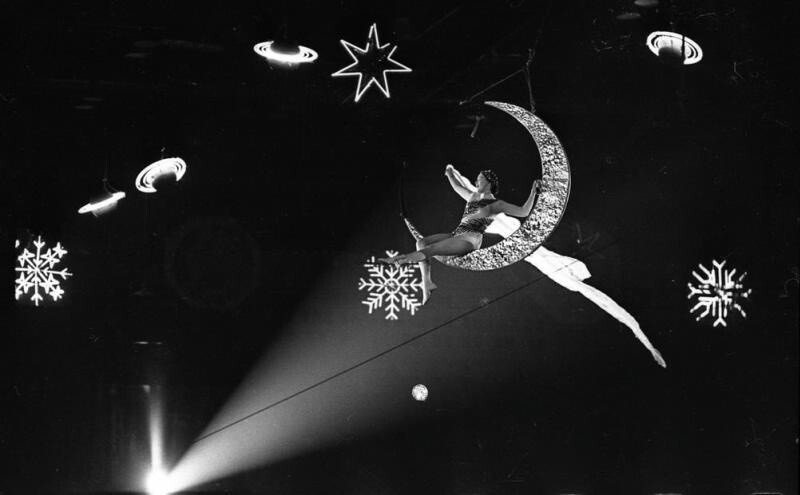 1959-1960 годы. Воздушная гимнастка Раиса Немчинская в новогоднем спектакле «Золотой орех»