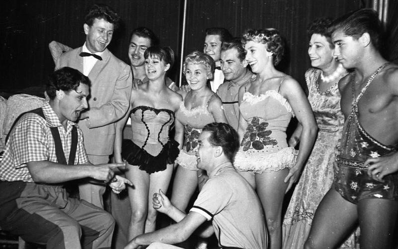 1958-1961 годы. Клоун Эдуард Середа и участники представления цирка ГДР в шапито