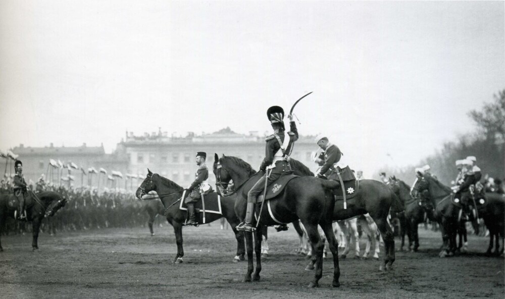 Император Николай II принимает парад Измайловского полка на Марсовом поле.