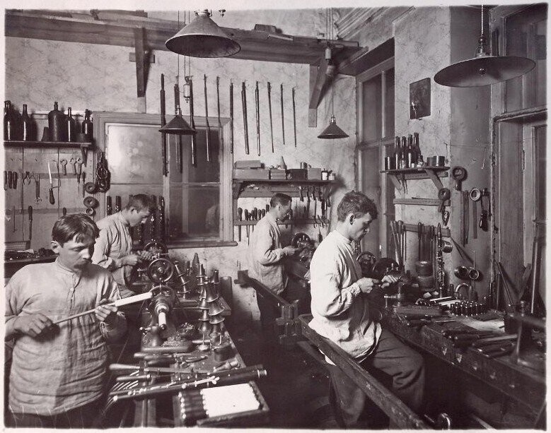 Производство музыкальных духовых инструментов в цехе фабрики "Юлий Генрих Циммерман" на 6-й Измайловской улице (ныне - 6-я Красноармейская улица).