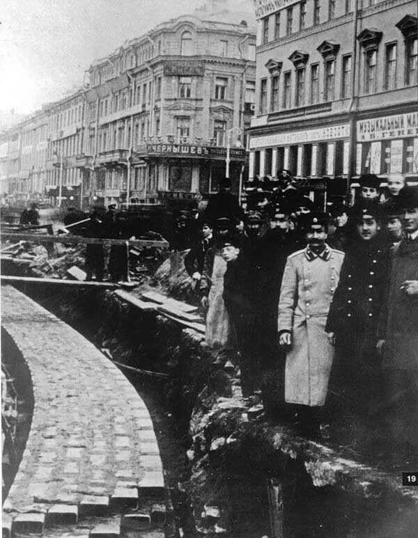 Высокие технологии того времени пришли в Петербург: укладка телефонного кабеля на Невском проспекте.