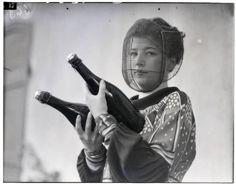 11. Девушка проводит контроль качества шампанского в стальной защитной маске