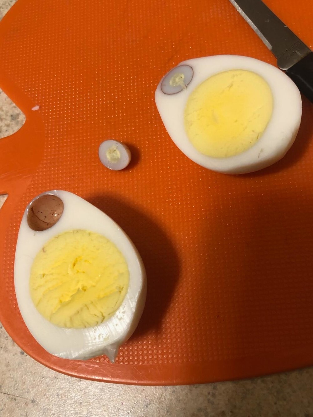 1. Моя сестра нашла это крошечное яйцо внутри яйца вкрутую