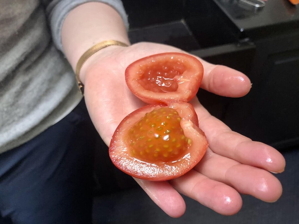 7. Внутренняя часть этого помидора похожа на идеальную клубнику