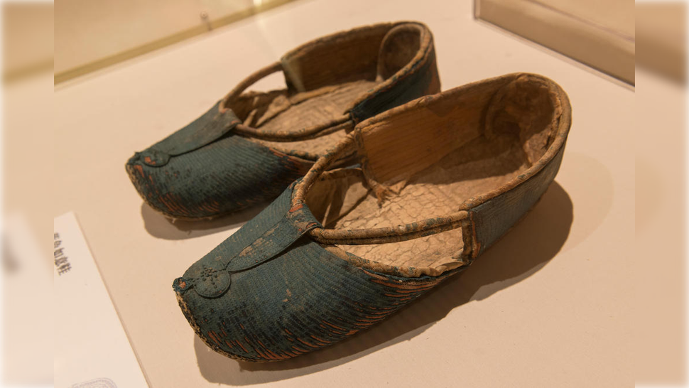 10. Туфли из козьей кожи, найденные в китайской гробнице