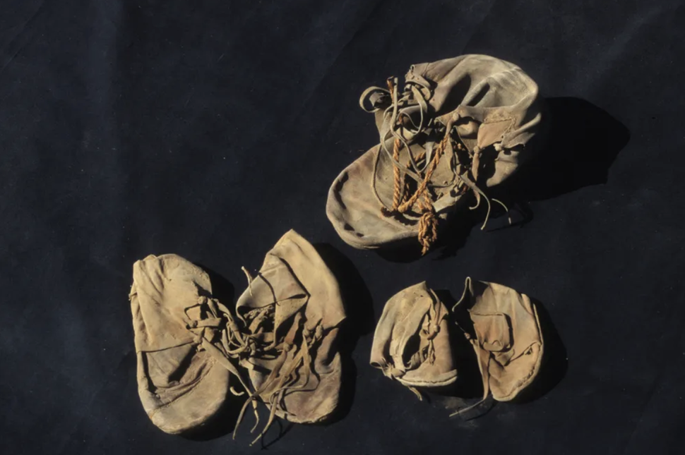 6. Кувшин, наполненный обувью, найденный в египетском храме