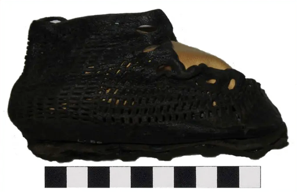 8. Детская обувь, найденная на римской военной базе в Британии